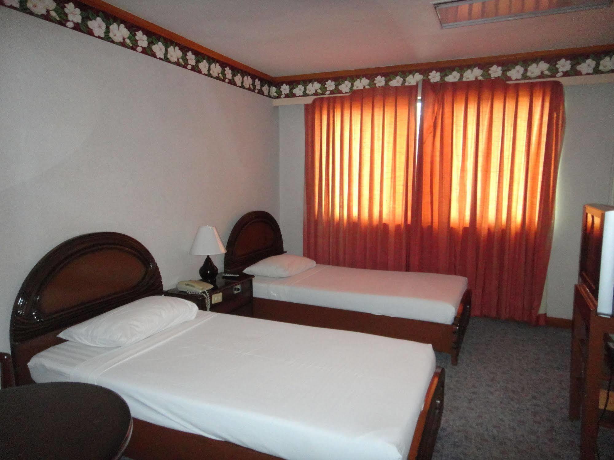 Holiday Plaza Hotel Cebu Exterior foto
